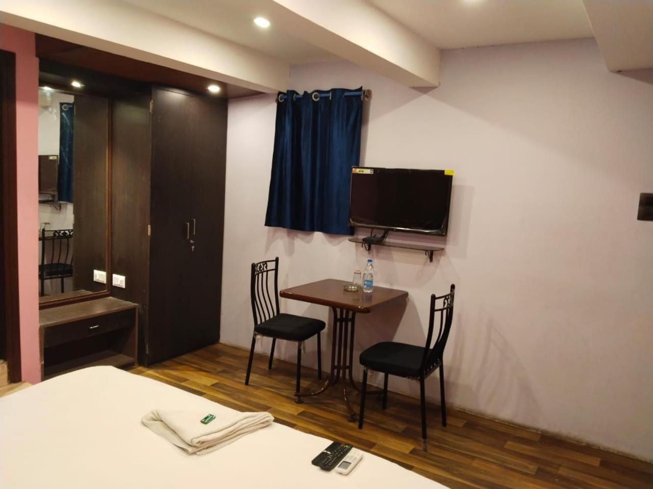 Hotel Ucs Calcutta Buitenkant foto