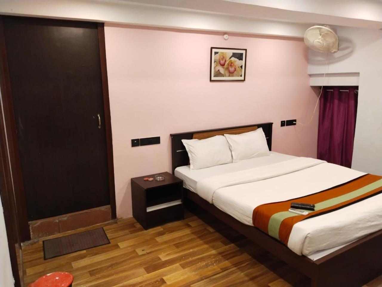 Hotel Ucs Calcutta Buitenkant foto